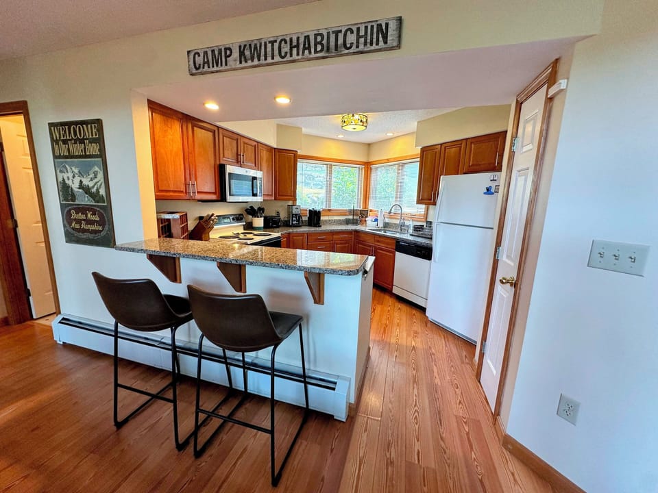 Kitchen with breakfast bar