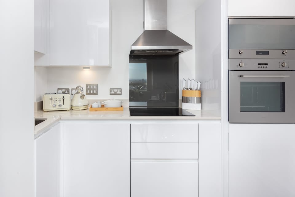 Fully equipped kitchen with oven & hob.