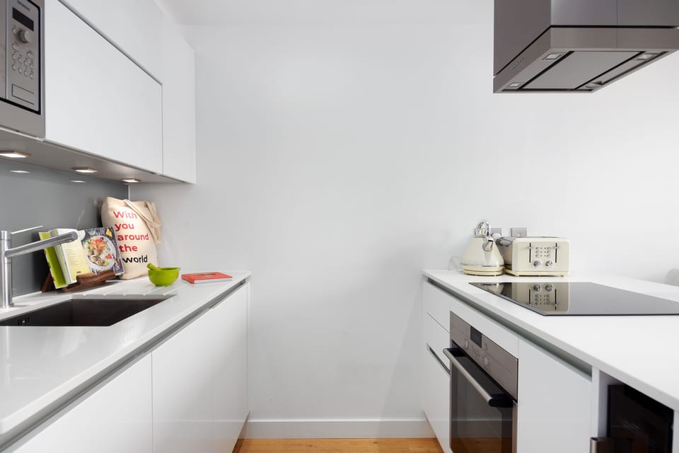 Fully equipped kitchen with oven & hob.