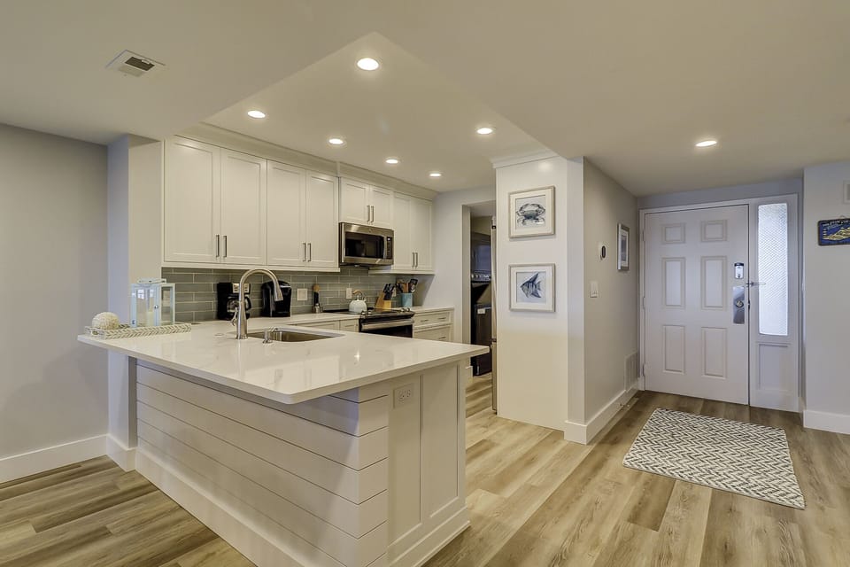 450 Captains Walk | Kitchen & Entrance Area - 450 Captains Walk | Kitchen & Entrance Area