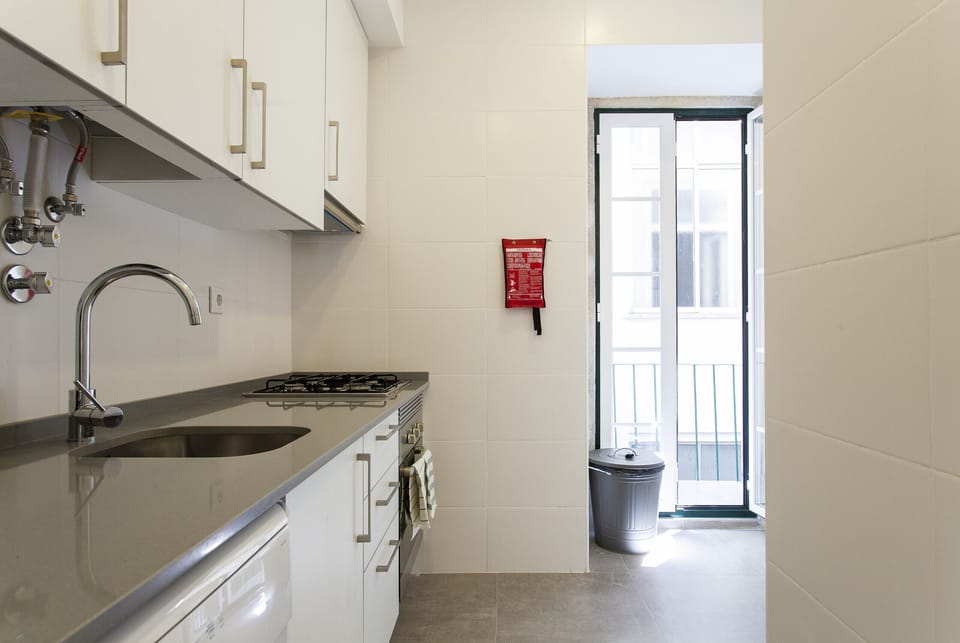 Full Equipped Kitchen: Toaster, Ketler, Coffe Machine, Washing and Dishwashing Machine, Microwave, Fridge, Stove, Hoven.