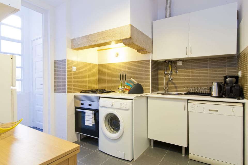 Full Equipped Kitchen: Toaster, Ketler, Coffe Machine, Washing and Dishwashing Machine, Microwave, Fridge, Stove, Hoven.