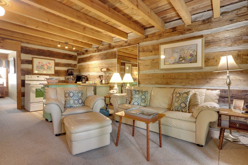 Living Room | Free WiFi | Central A/C & Heat