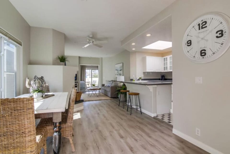 Dining table for 4 + 2 at the kitchen counter.