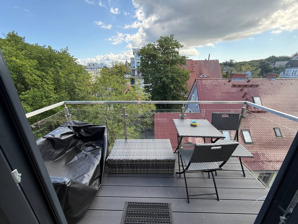 A view of the furnished balcony.
