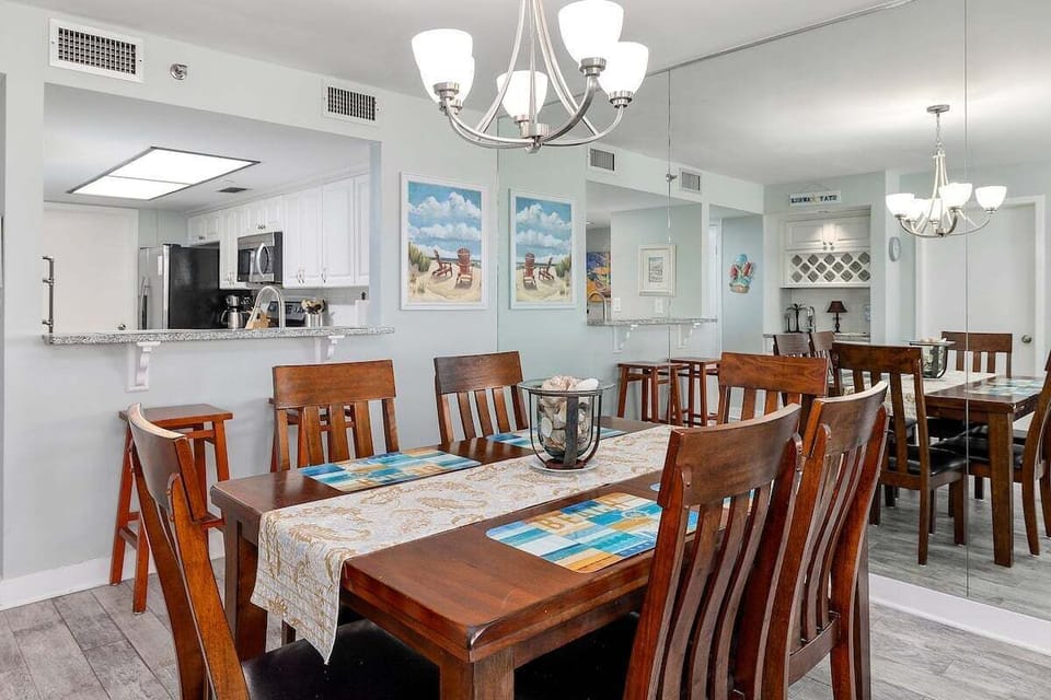 North Breakers 501 - Dining room table with six chairs