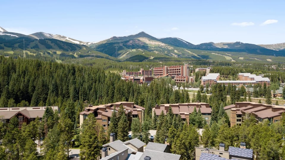 Proximity to the ski resort!