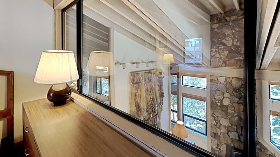 Flooring, Lamp, Hardwood, Floor, Building