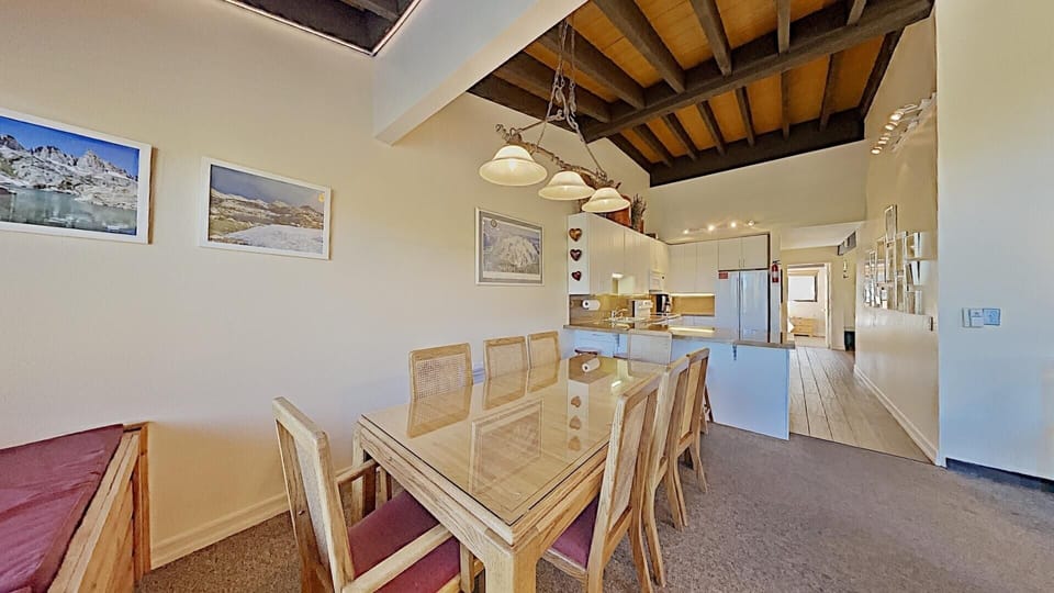 Flooring, Hardwood, Chair, Furniture, Floor