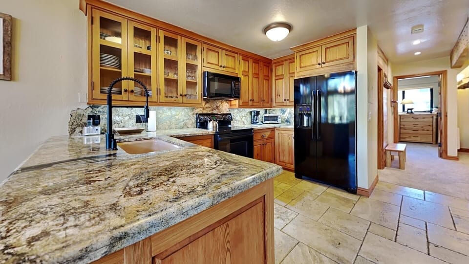 Deluxe Fully-Equipped Kitchen for Yummy Meals Off the Mountain