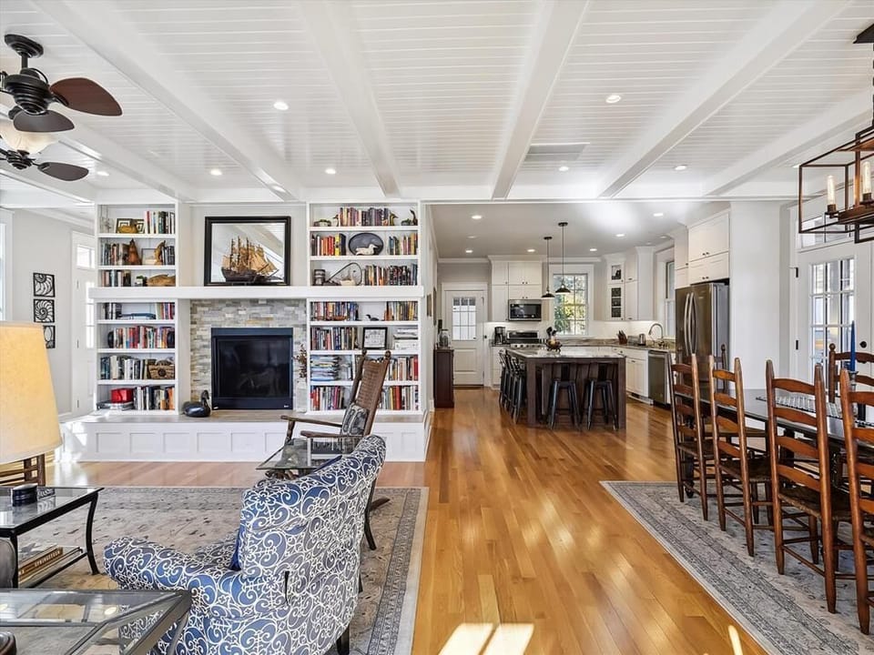 Spacious Living Room, Kitchen & Dining Room

