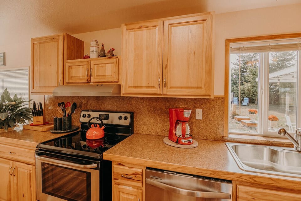 Fully stocked and well-organized kitchen to prepare your special meals. 