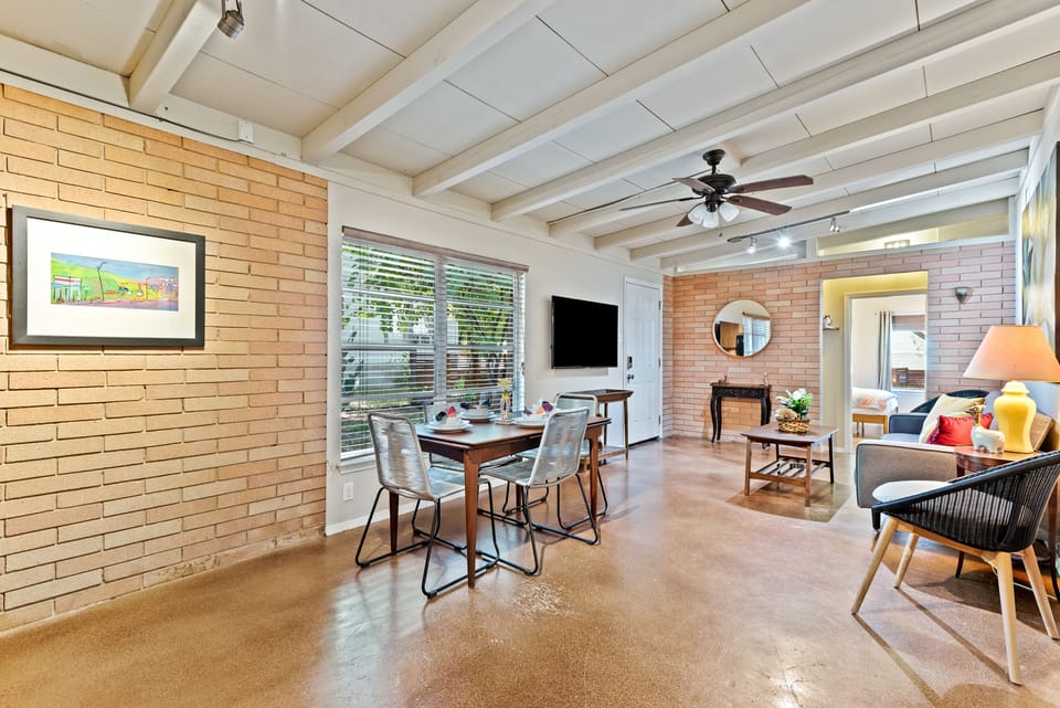 Spacious living room 
