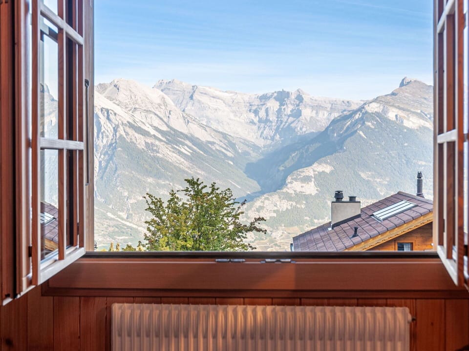 Sky, Mountain, Building, Window, Wood, Material Property, Shade, Residential Area, Real Estate, House