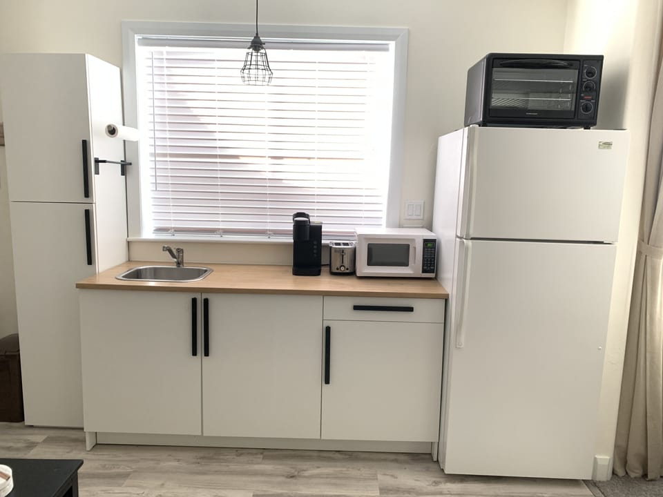 Kitchenette: toaster oven, microwave, coffee maker, toaster, griddle, crockpot