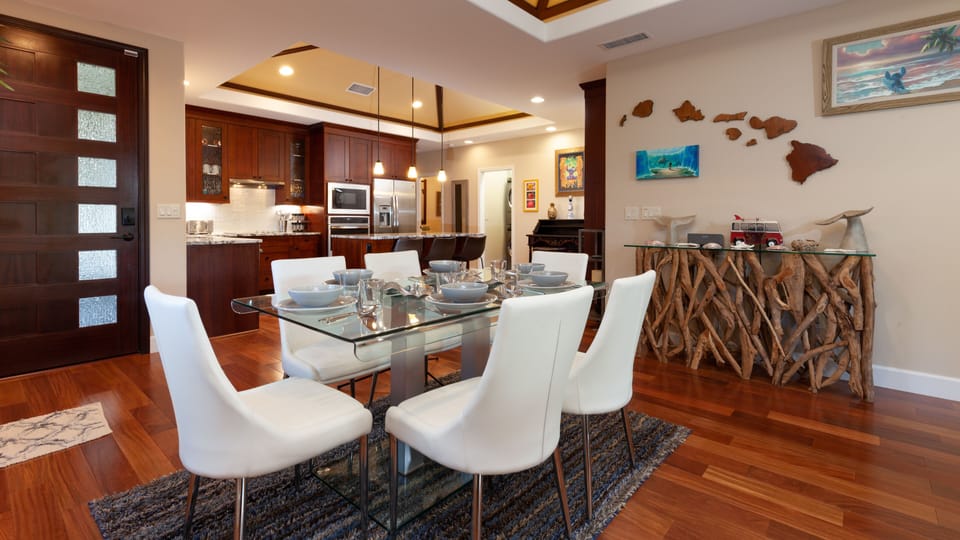 Dining area with seating for 6 - additional seating at Kitchen Island