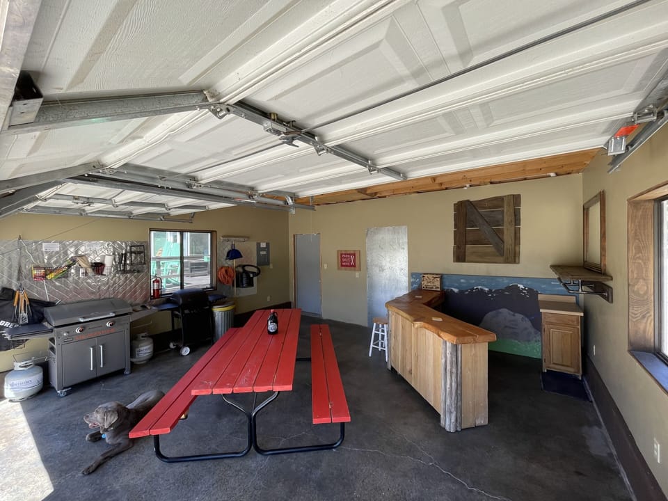 Picnic table & bar for enjoying the views & air while out of the sun/rain/snow!