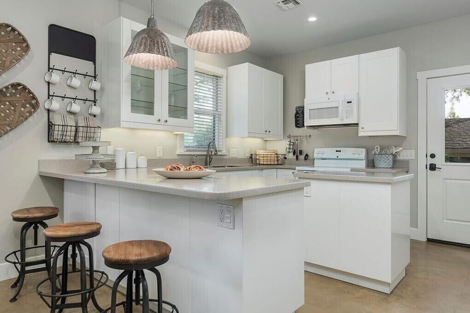 Fully stocked kitchen with all the cooking basics +