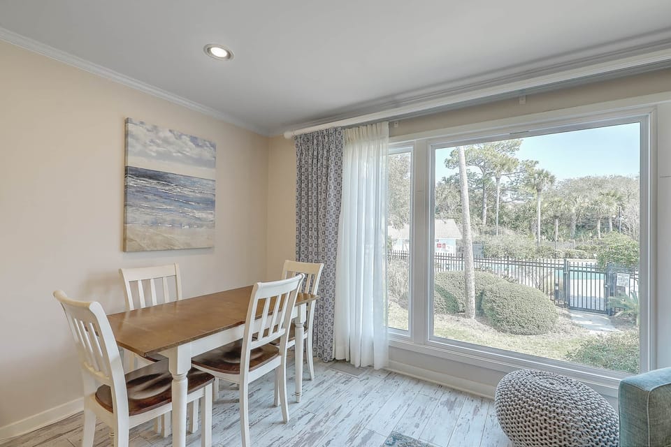 Dining Area for 4!