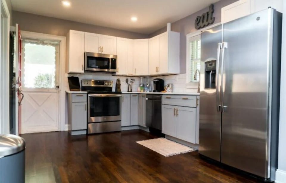 Quartz counters and stainless steel appliances 