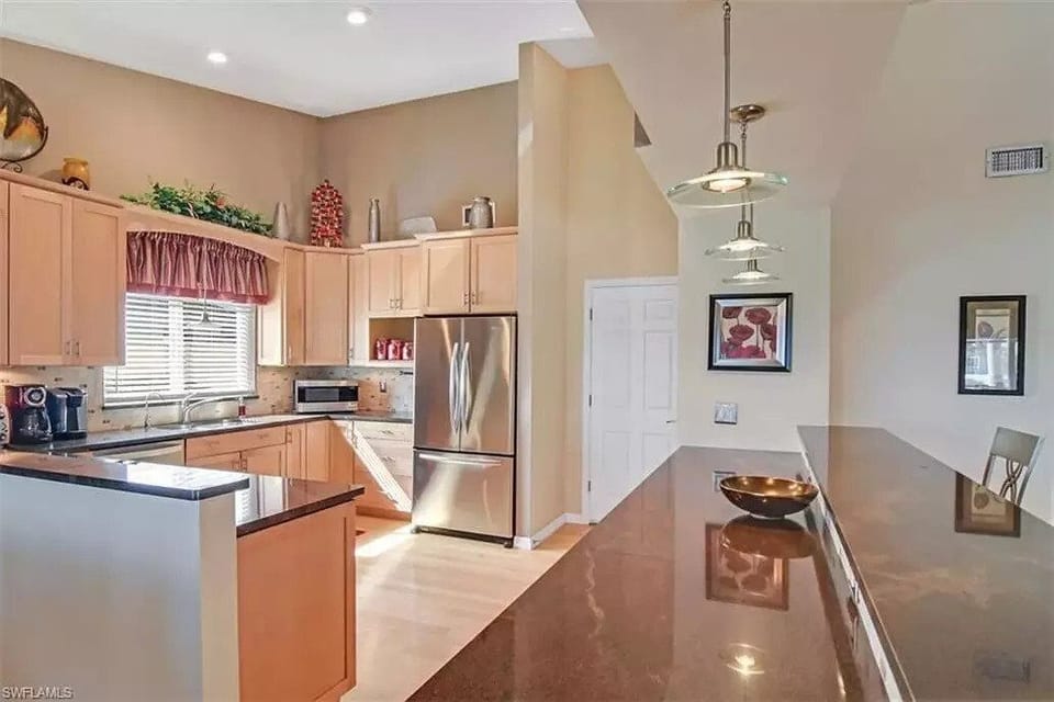 Kitchen and breakfast bar