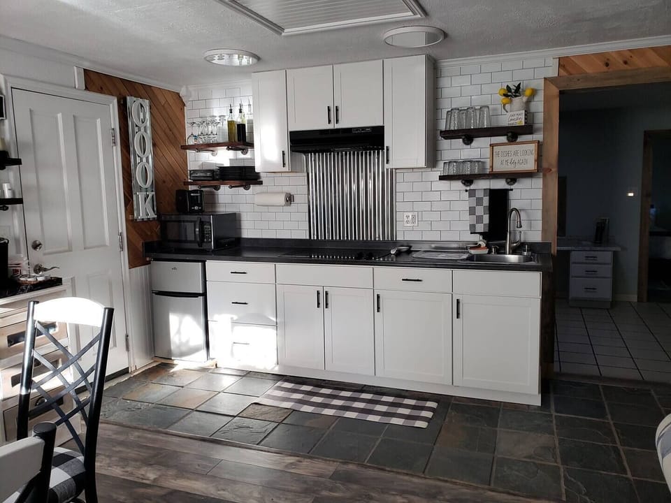 kitchenette, small fridge here and large fridge through that door!