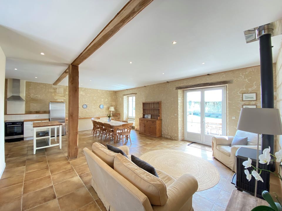 Open-plan kitchen/dining room