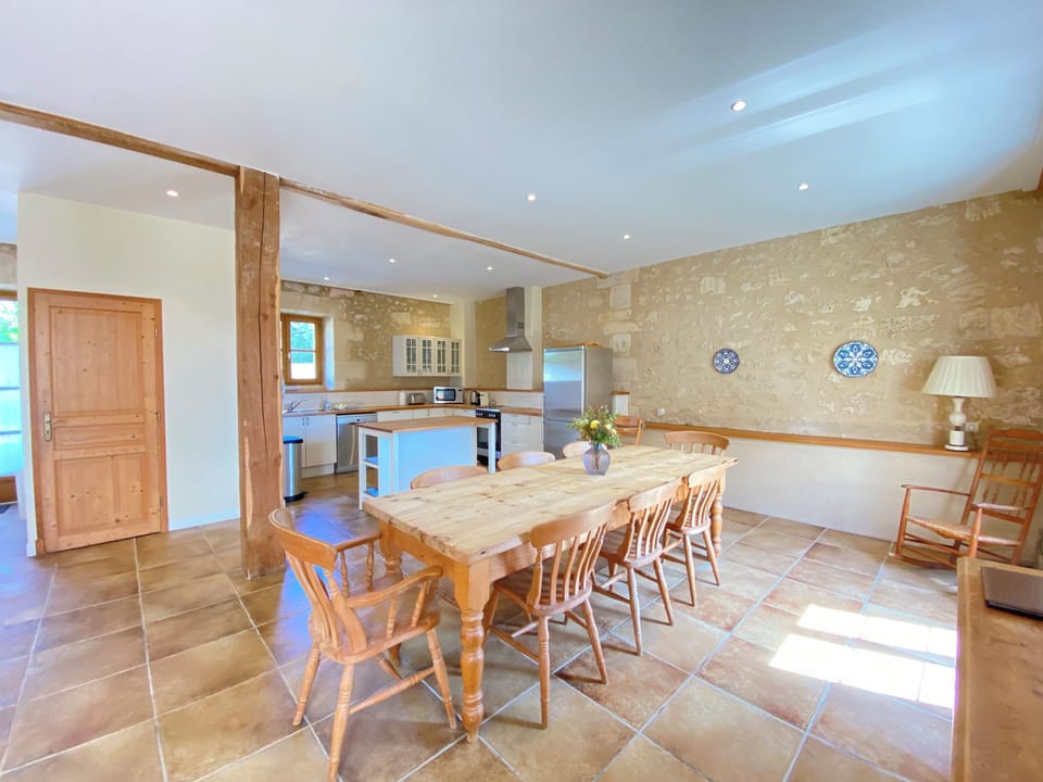 Open-plan kitchen/dining room