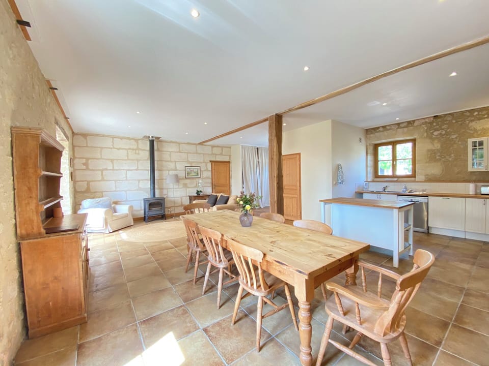 Open-plan kitchen/dining room