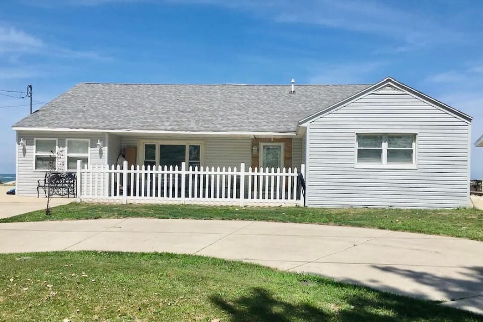 Street view of Beachcomber.