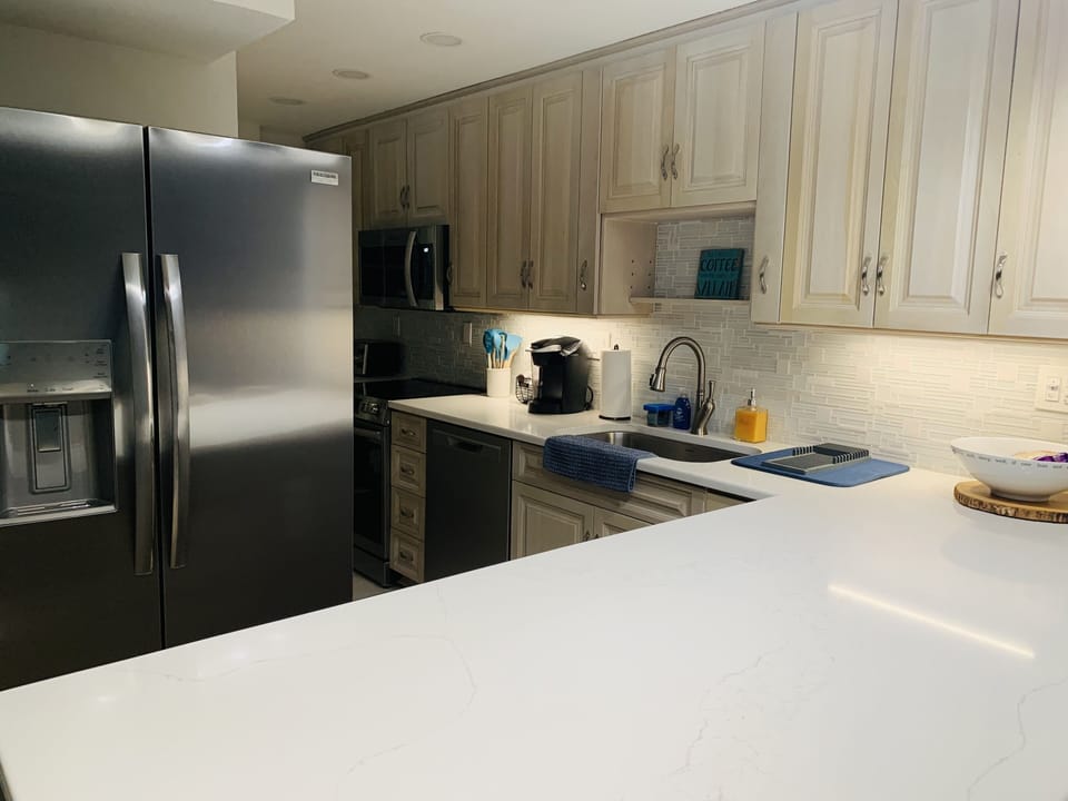 Full Kitchen: Pots and pans, flatware, plates, bowls, mugs and glasses