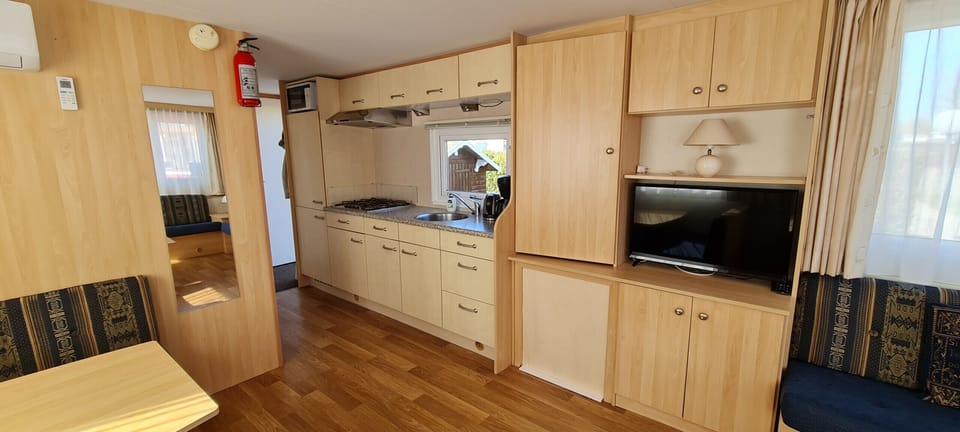 Kitchen, Coffee machine, Fridge and Cooker - EEZZ