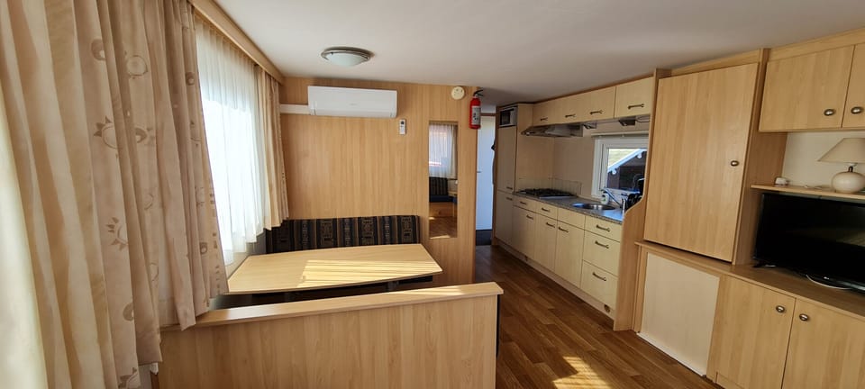 Kitchen, Coffee machine, Fridge and Cooker - EEZZ