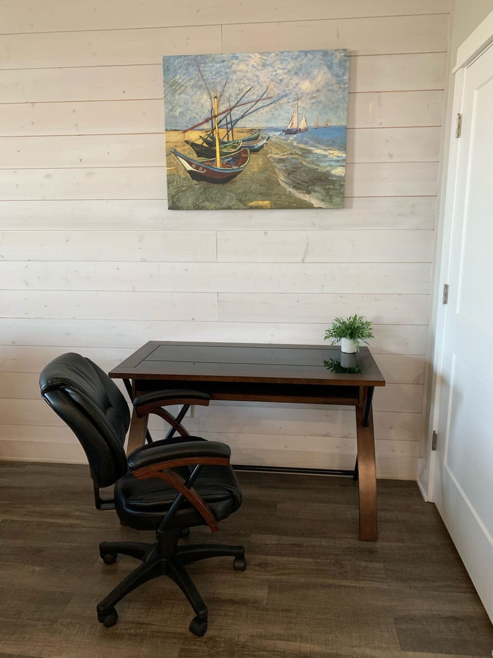 The perfect work station for the busy family. 
