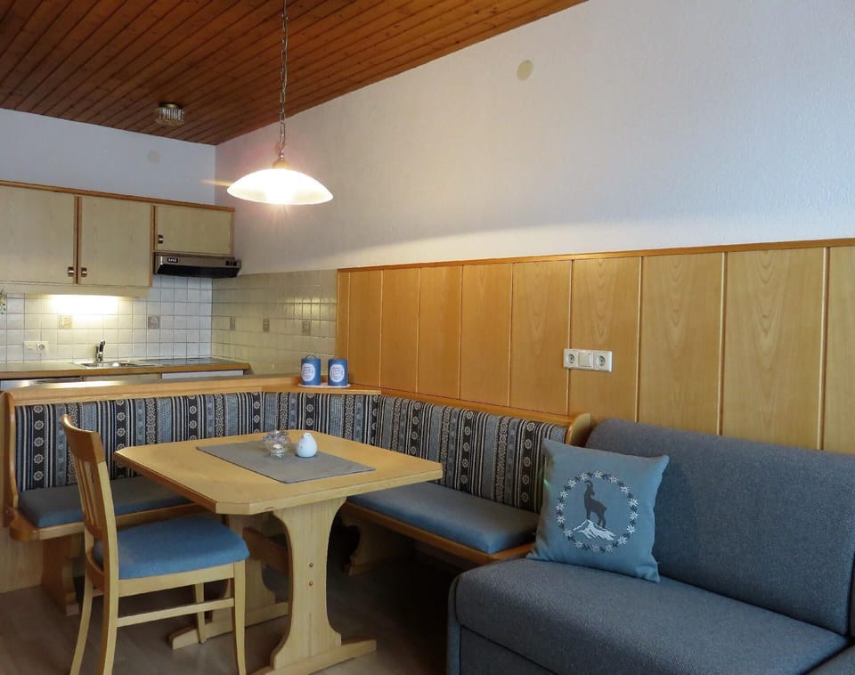 Living room with kitchen - Apartment Zunigblick