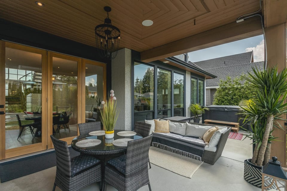 Outdoor bbq, sitting area w/ heaters and a hot tub