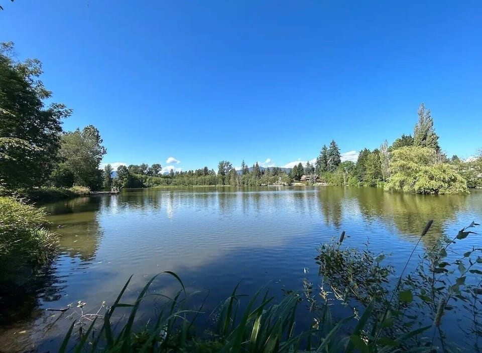 Como lake with 1 km walking loop and enclosed playground (4 min walk from house)