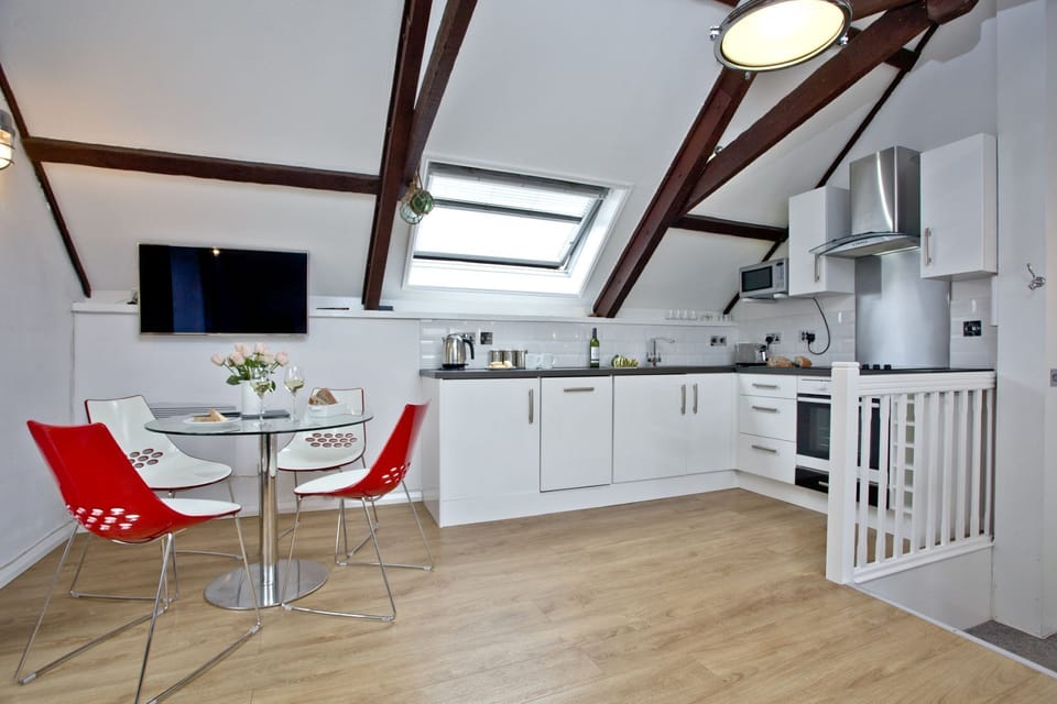 The kitchen area, oven and hob with dining table - Anchor Cottage