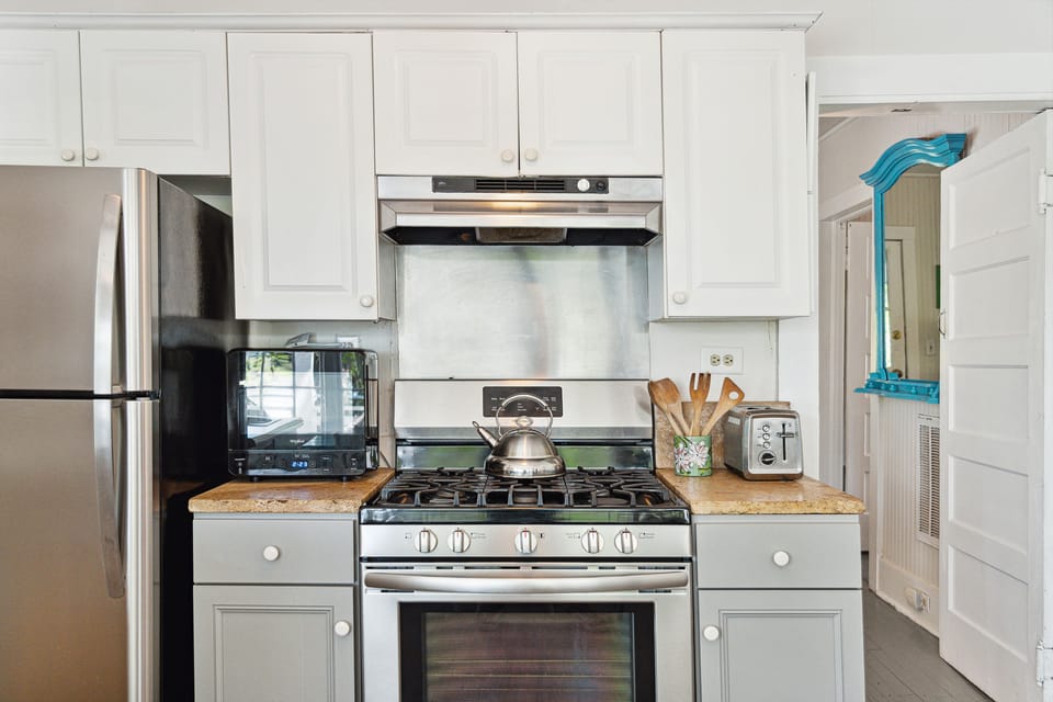 Fully equipped kitchen with gas range