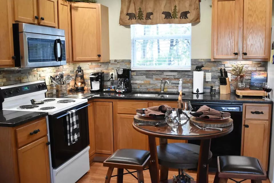 Enjoy sharing a romantic meal by candle light in the well equipped kitchen.