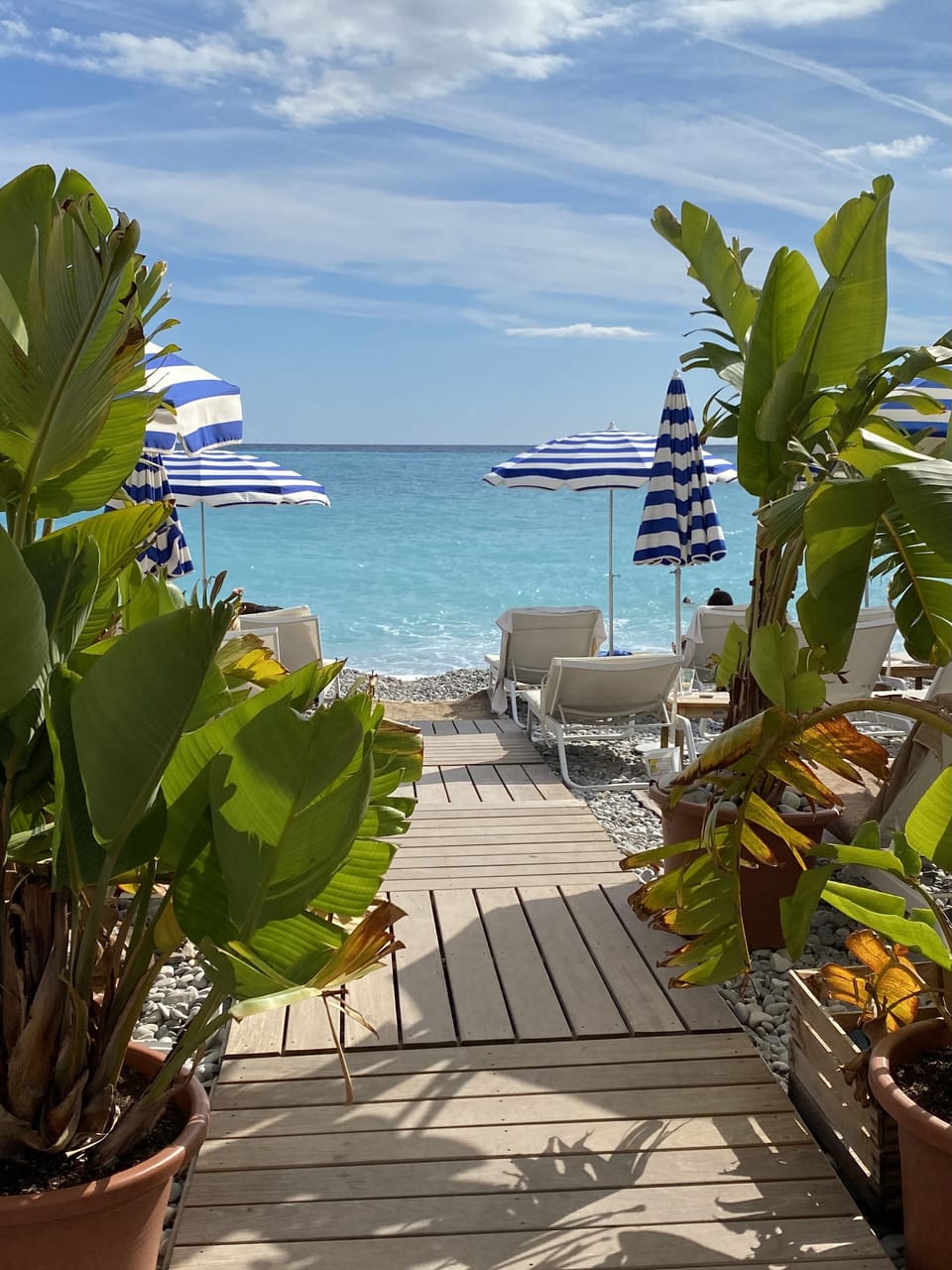 Do you fancy beach life? The beach is within walking distance. 