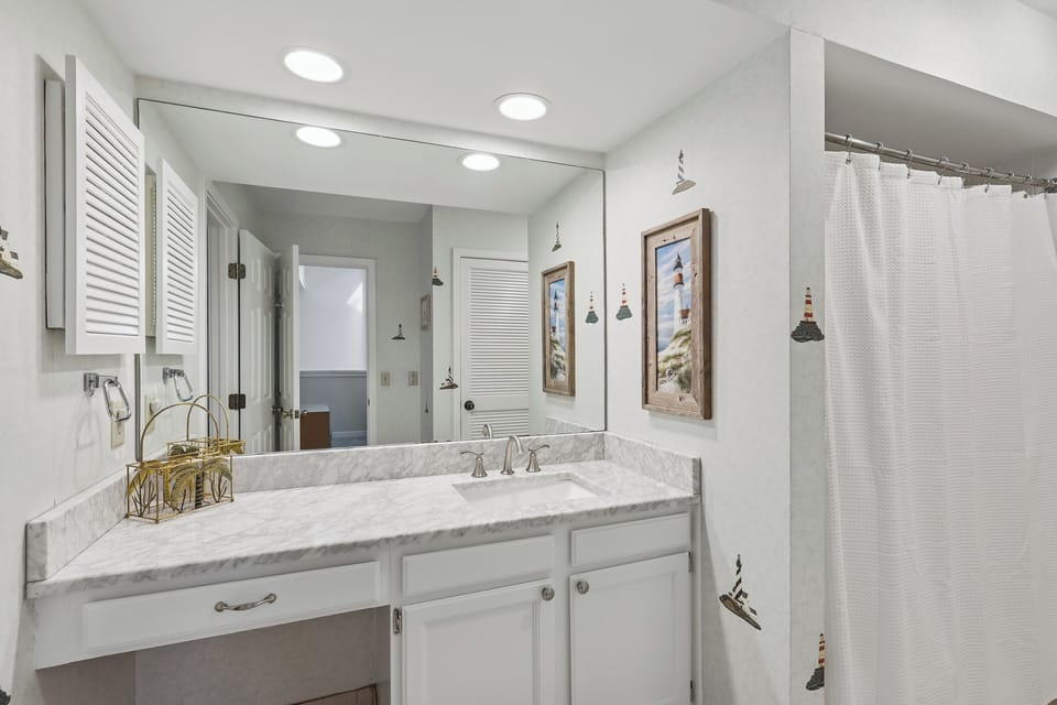 Shared Guest Bathroom with Shower/Tub Combo at 231 Turnberry Village