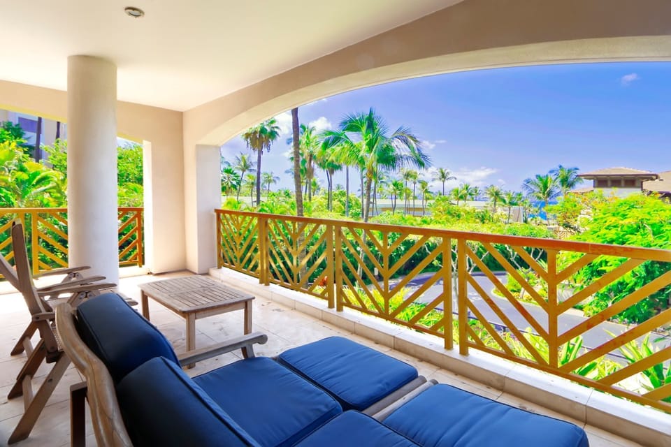 Relax out on the gorgeous 475 sq./ft. corner lanai