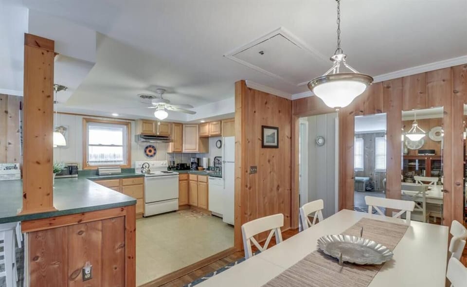 ★ Entertain & Cook ★ Our kitchen is large and open so chefs wont walk on each other. Dining area is right across making serving meals a simple task
