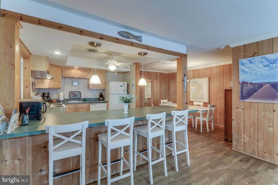 ★ Spacious & Open ★ Spacious cottage and open spaces. Large Kitchen bar area