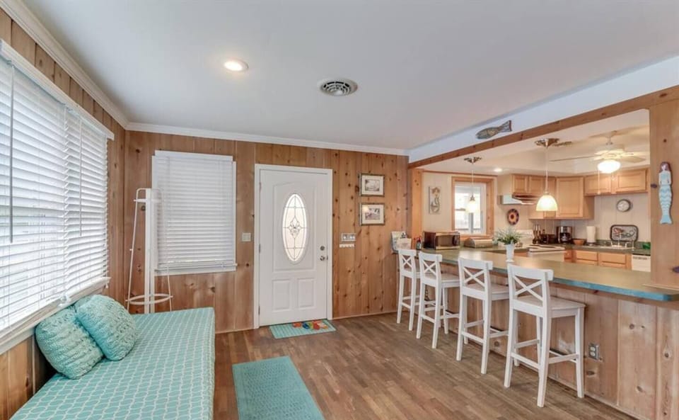 ★ Spacious & Open ★ Large entrance to the cottage. a day bed perfect for quick afternoon naps