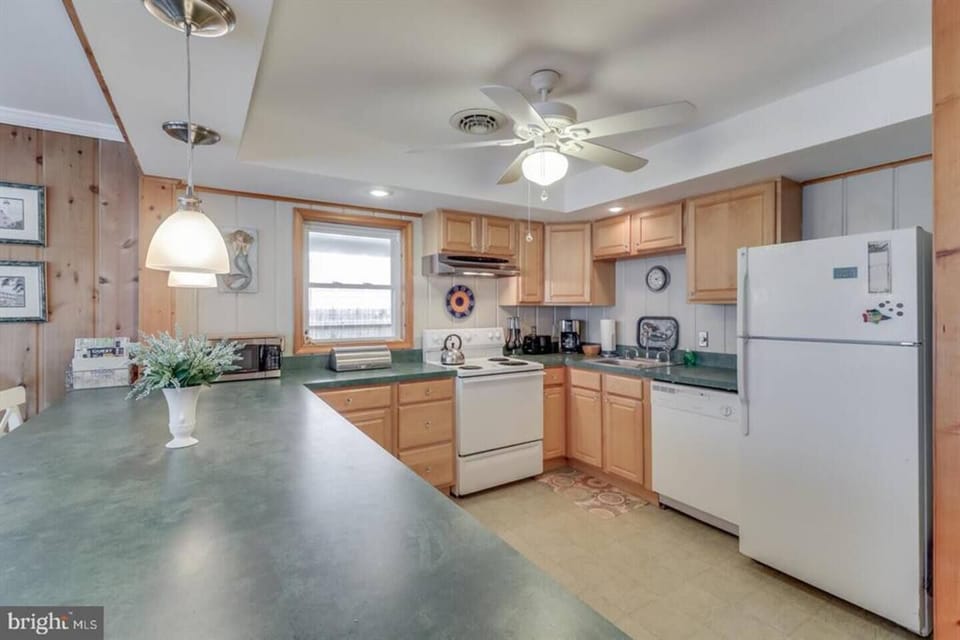 ★ Entertain & Cook ★ Our kitchen is large and open so chefs wont walk on each other. Dining area is right across making serving meals a simple task