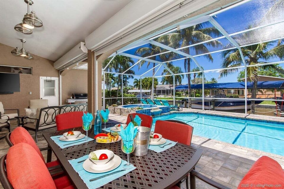 Outdoor Dining with Plenty of Room for 6