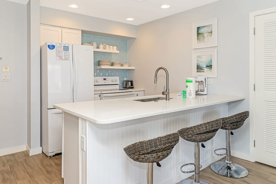 Breakfast Bar and Kitchen