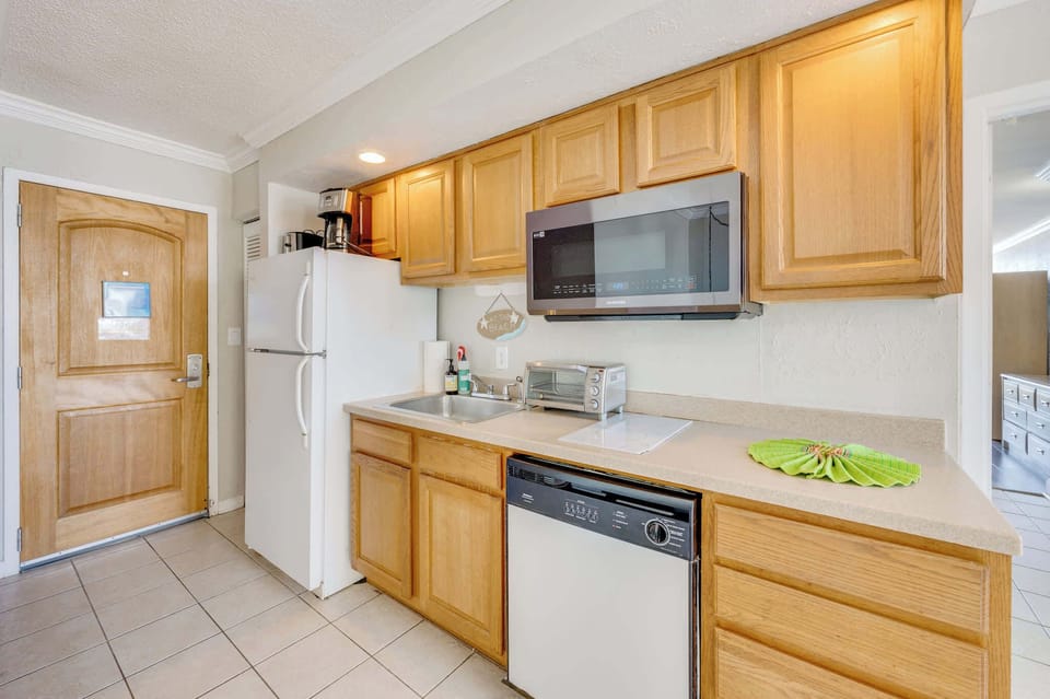 Modern Kitchen + Dining Area
